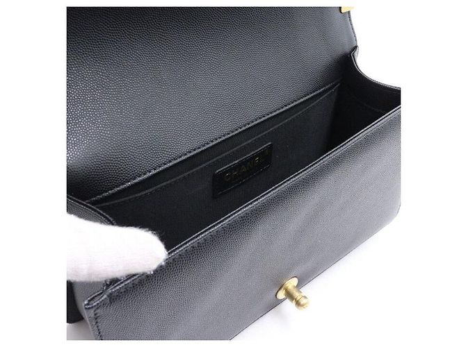 Chanel Bolso de hombro Boy Caviar Medium Flap con cadena dorada Negro - vista 6