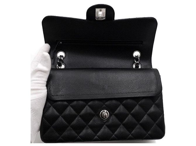 Chanel Borsa a tracolla Classic Small Flap CC in pelle caviar nera con catena argentata Nero - vista 9