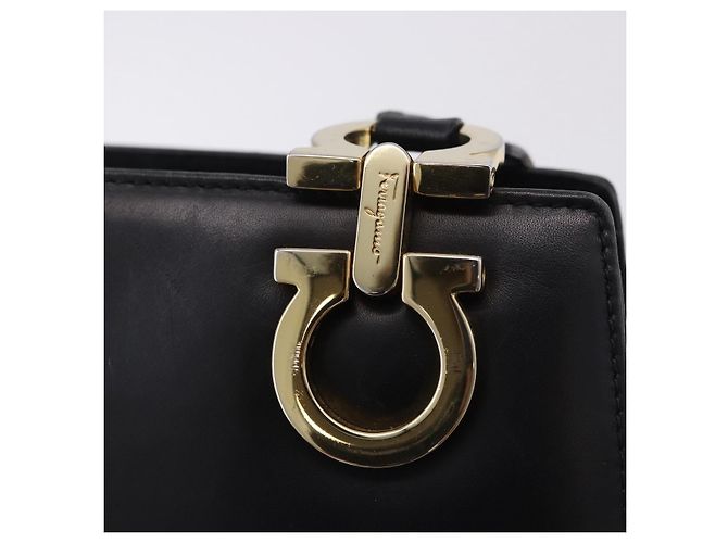 Borsa a tracolla Salvatore Ferragamo Gancini in pelle nera e oro Auth 196817 Nero D'oro - vista 15