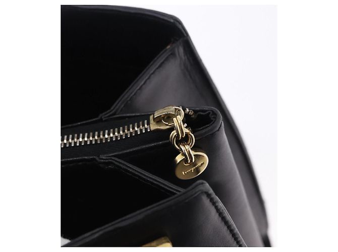 Borsa a tracolla Salvatore Ferragamo Gancini in pelle nera e oro Auth 196817 Nero D'oro - vista 16