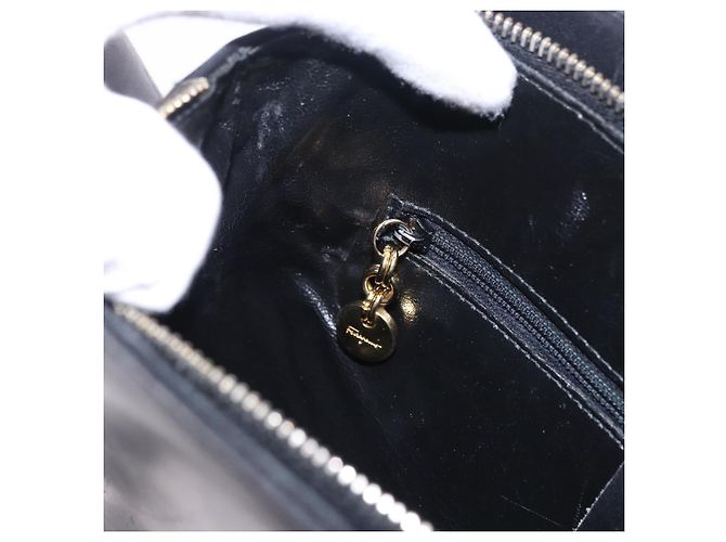 Borsa a tracolla Salvatore Ferragamo Gancini in pelle nera e oro Auth 196817 Nero D'oro - vista 21