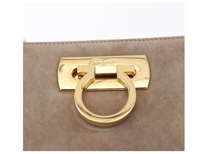 Borsa a tracolla Salvatore Ferragamo Gancini Chain in camoscio beige e oro Auth ka5639 D'oro - vista 15