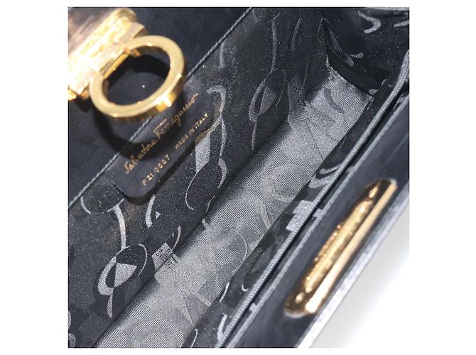 Borsa a tracolla Salvatore Ferragamo Gancini Chain in pelle nera e oro Auth 196249 Nero D'oro - vista 17