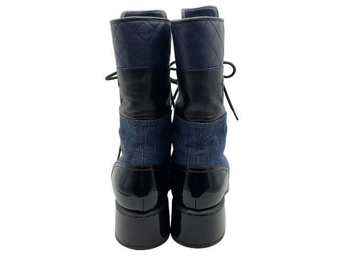 Stivaletti combat stringati in denim blu e pelle nera Chanel - vista 6