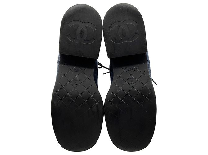 Stivaletti combat stringati in denim blu e pelle nera Chanel - vista 7