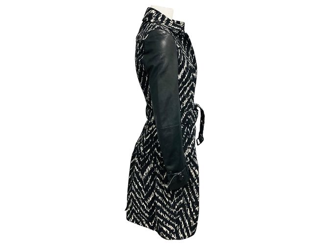 Abrigo Burberry con estampado chevron negro / blanco, cinturón y mangas de cuero - vista 2