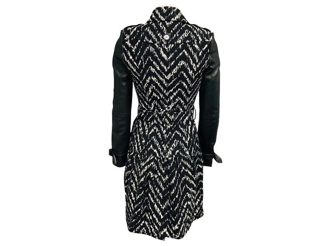 Abrigo Burberry con estampado chevron negro / blanco, cinturón y mangas de cuero - vista 3