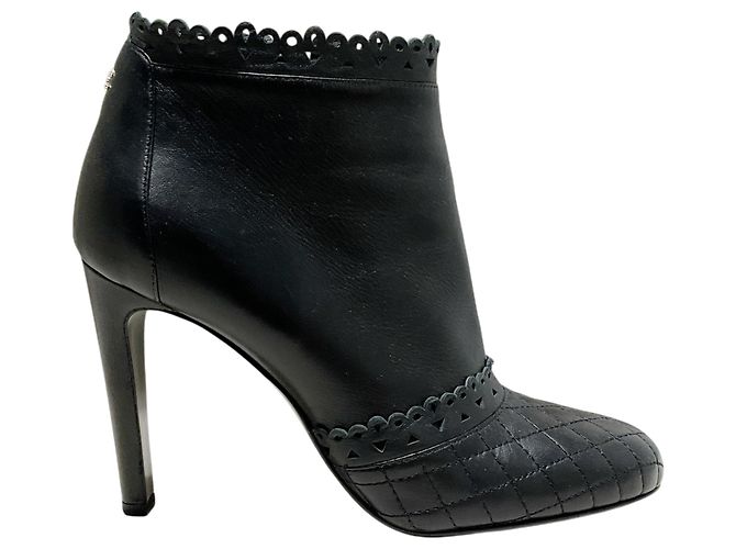 Botas de cano curto Chanel em couro preto com borda recortada e bico acolchoado - vista 2