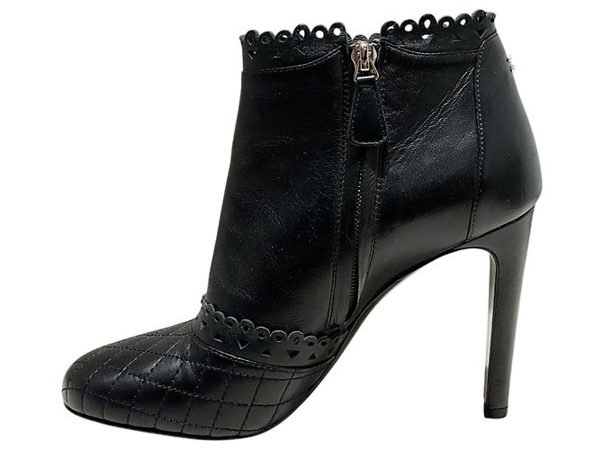 Botas de cano curto Chanel em couro preto com borda recortada e bico acolchoado - vista 3