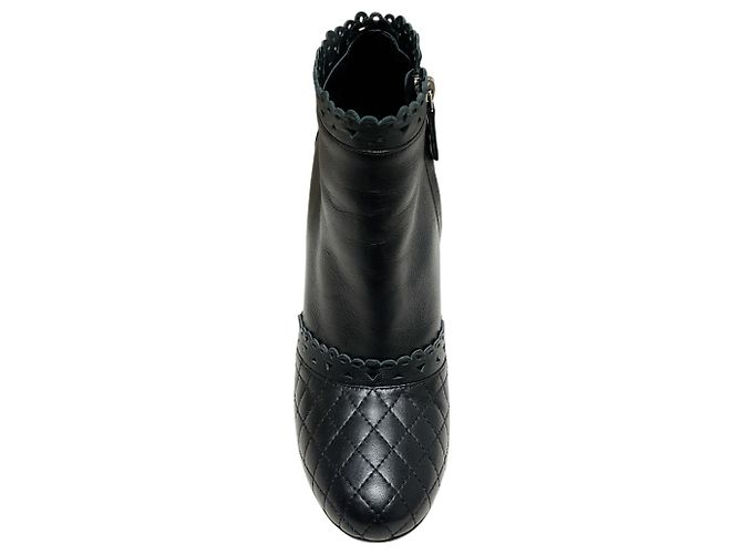 Botas de cano curto Chanel em couro preto com borda recortada e bico acolchoado - vista 4