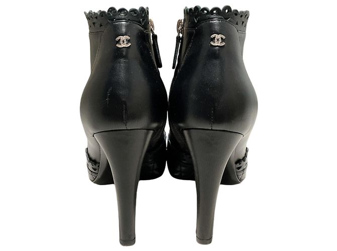 Botas de cano curto Chanel em couro preto com borda recortada e bico acolchoado - vista 5