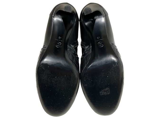 Botas de cano curto Chanel em couro preto com borda recortada e bico acolchoado - vista 6