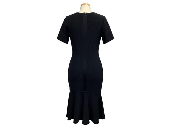 Herve Leger Vestido The Isabel Midi em malha bandage preta com mangas curtas e bainha com folhos - vista 3