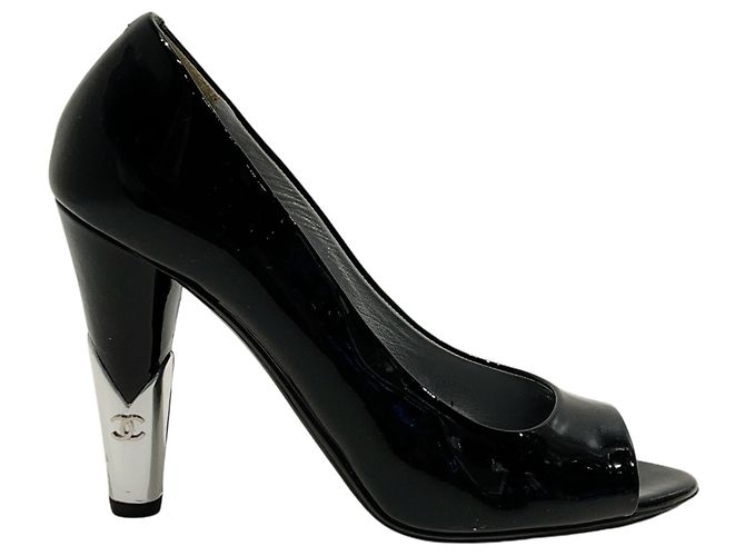 Chanel Peep-Toe-Pumps aus schwarzem Lackleder mit silbernem Absatz - Ansicht 2