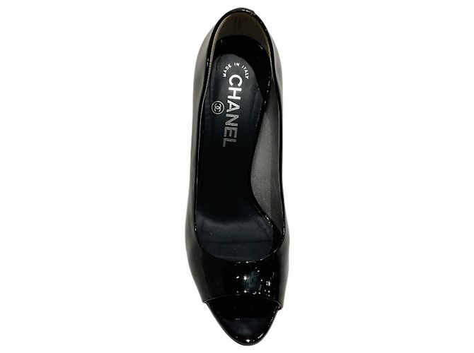 Chanel Peep-Toe-Pumps aus schwarzem Lackleder mit silbernem Absatz - Ansicht 4