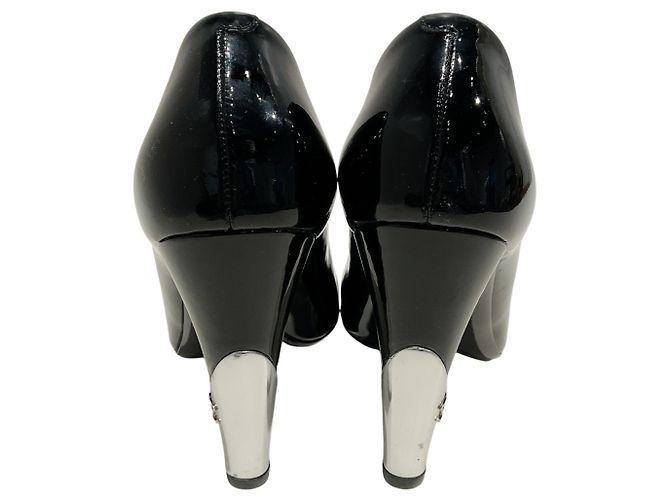 Chanel Peep-Toe-Pumps aus schwarzem Lackleder mit silbernem Absatz - Ansicht 5