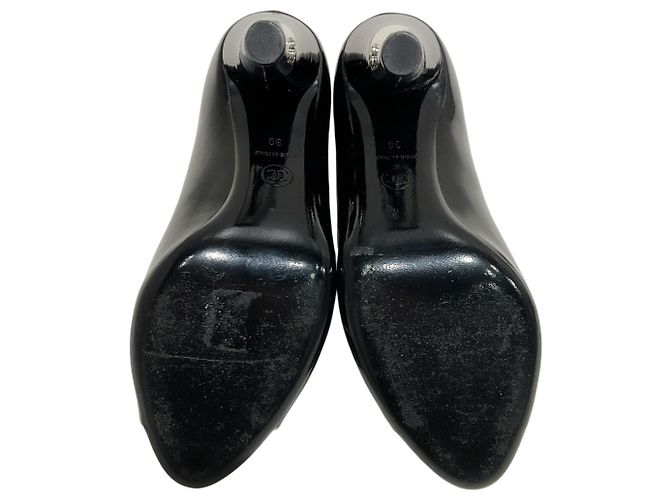 Chanel Peep-Toe-Pumps aus schwarzem Lackleder mit silbernem Absatz - Ansicht 6