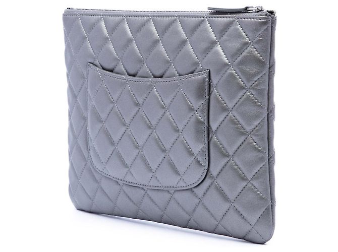 Clutch Chanel Medium Quilted Metallic Lambskin O Case Silver Argento - vista 2