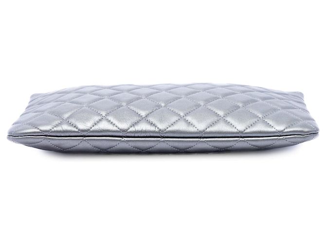 Clutch Chanel Medium Quilted Metallic Lambskin O Case Silver Argento - vista 3