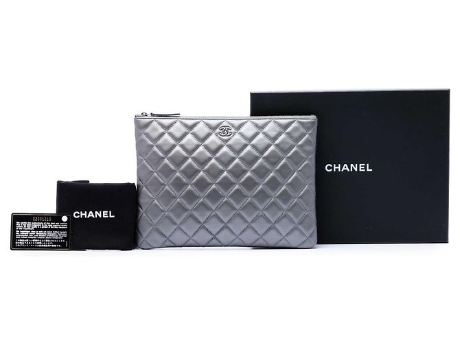 Clutch Chanel Medium Quilted Metallic Lambskin O Case Silver Argento - vista 7