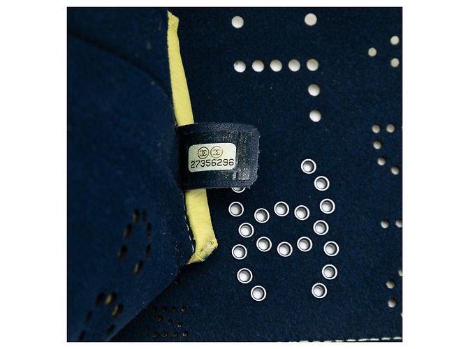 Borsa a tracolla con patta Chanel in vitello traforato giallo con occhielli logo - vista 5