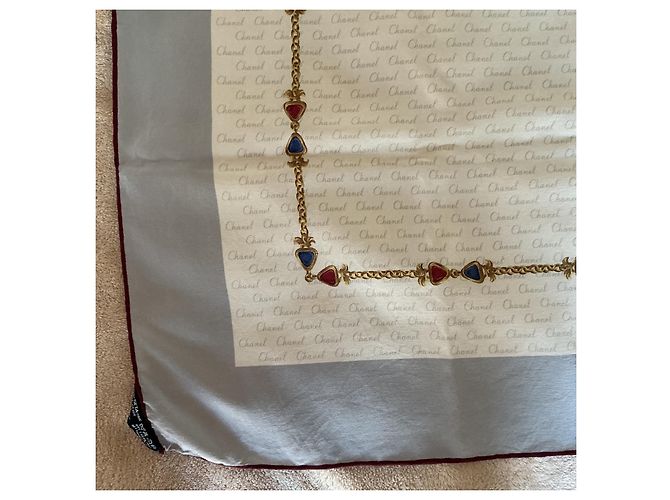 Foulard vintage Chanel in seta - stampa catena e gioielli Gripoix - etichetta Rosso Blu Beige D'oro Grigio Bordò - vista 10