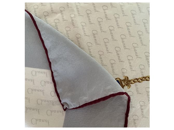 Foulard vintage Chanel in seta - stampa catena e gioielli Gripoix - etichetta Rosso Blu Beige D'oro Grigio Bordò - vista 5
