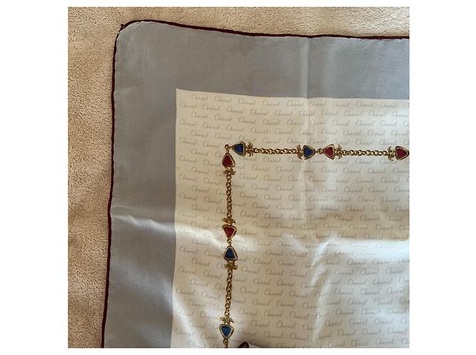 Foulard vintage Chanel in seta - stampa catena e gioielli Gripoix - etichetta Rosso Blu Beige D'oro Grigio Bordò - vista 9