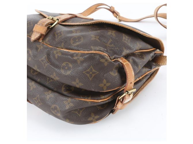 Borsa a tracolla Louis Vuitton Monogram Saumur 30 in pelle Marrone scuro - vista 4