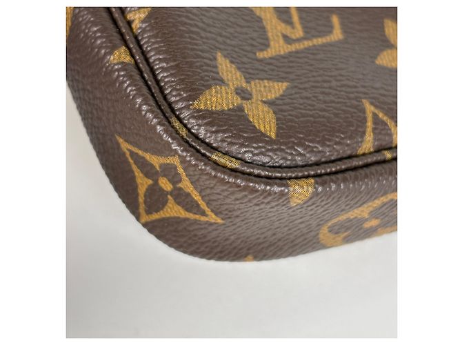Louis Vuitton Mini Pochette Accessoires Marrone - vista 3