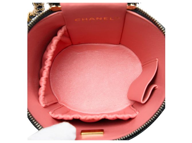 Chanel Afternoon Tea Vanity Case mit oberem Griff aus schwarzem gestepptem Lackleder mit Kette - Ansicht 4
