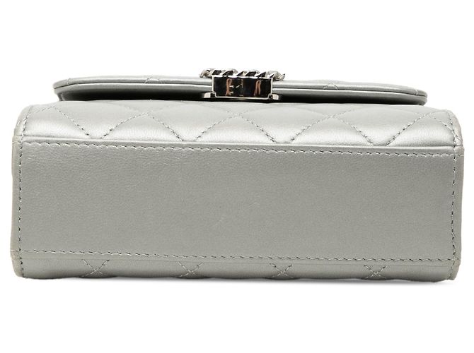 Chanel Mini CC Metallic Lambskin Top Handle Clutch con catena, argento - vista 3