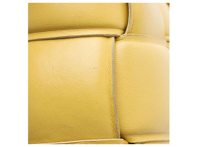 Borsa a tracolla Maxi Cassette con catena in nappa Bottega Veneta Giallo - vista 9