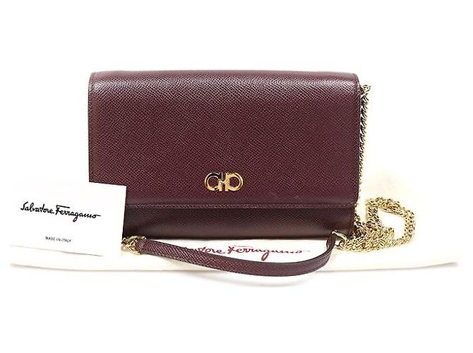 Salvatore Ferragamo Mini Borsa a Tracolla con Catena Gancini in Pelle di Vitello Martellata Wine Rosso - vista 2