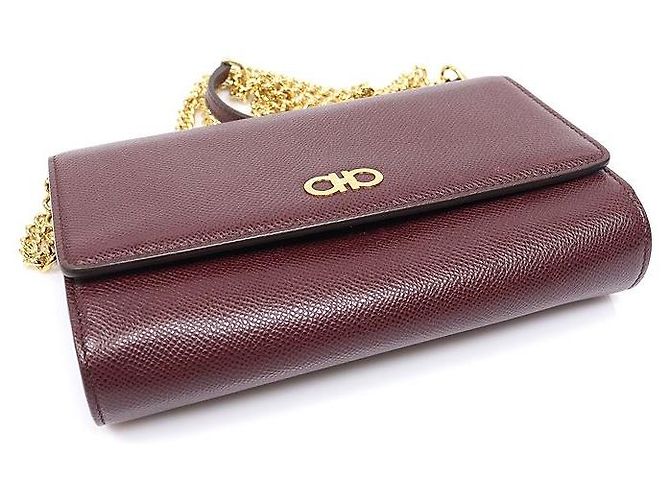 Salvatore Ferragamo Mini Borsa a Tracolla con Catena Gancini in Pelle di Vitello Martellata Wine Rosso - vista 5