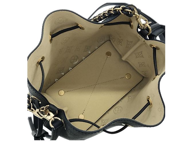 Borsa a tracolla Louis Vuitton Mahina Bella Rosso - vista 9