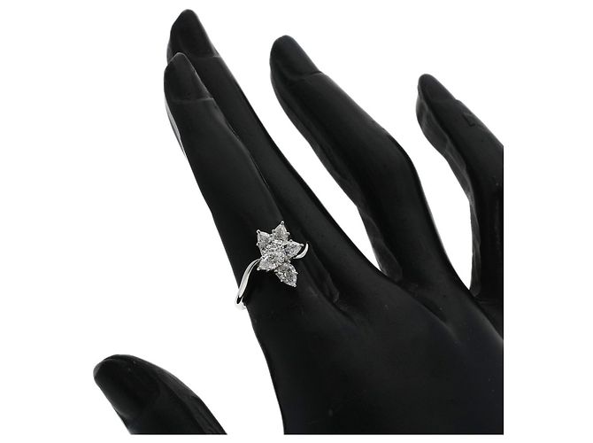 Anello Harry Winston Cluster Small Pear-Shaped Diamond Ring - vista 7