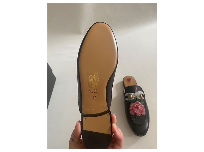 Gucci Princetown Mules in pelle nera con ricamo rosa - vista 10