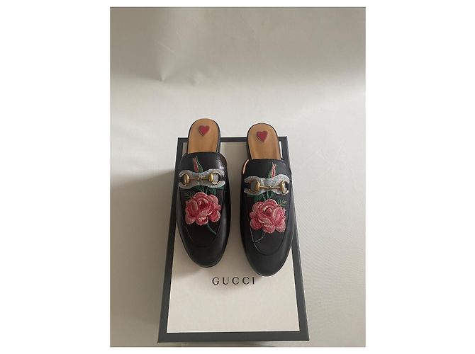 Gucci Princetown Mules in pelle nera con ricamo rosa - vista 2
