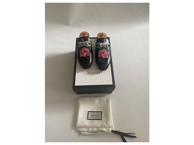 Gucci Princetown Mules in pelle nera con ricamo rosa - vista 3
