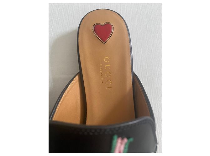Gucci Princetown Mules in pelle nera con ricamo rosa - vista 4