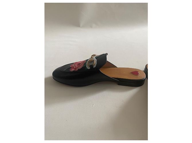 Gucci Princetown Mules in pelle nera con ricamo rosa - vista 5