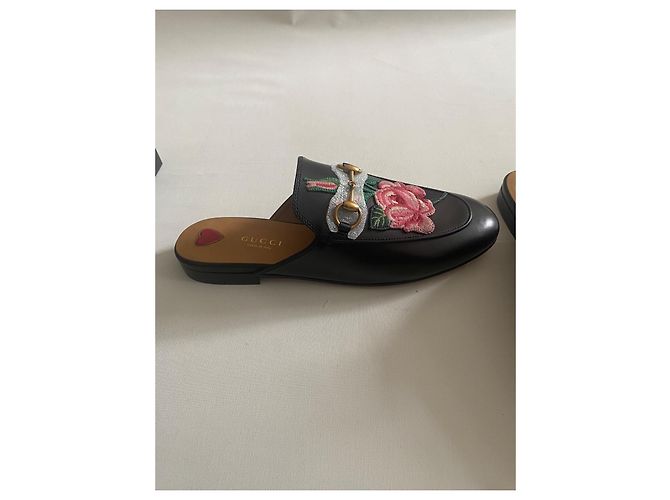 Gucci Princetown Mules in pelle nera con ricamo rosa - vista 8