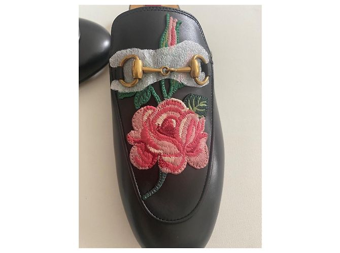 Gucci Princetown Mules in pelle nera con ricamo rosa - vista 9