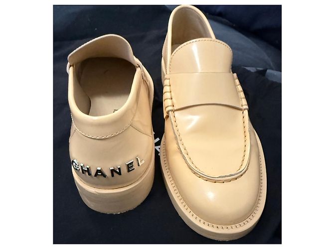Chanel Mocassini in pelle verniciata beige - vista 7