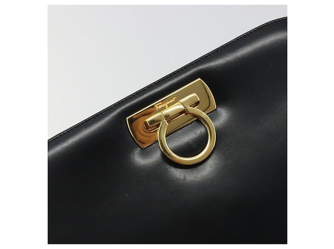 Borsa a tracolla Salvatore Ferragamo Gancini Chain in pelle nera e oro Auth 195422 Nero - vista 17