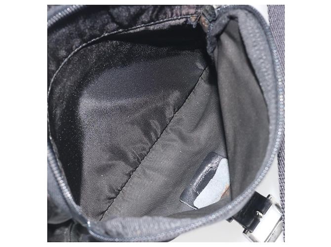 Borsa a Tracolla PRADA Nylon Nero Argento Auth 194350A - vista 29