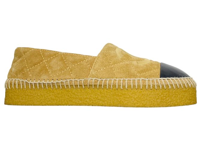 Espadrillas basse Chanel in pelle e camoscio trapuntato Tan / Black con punta rinforzata e logo CC impresso Cammello - vista 2