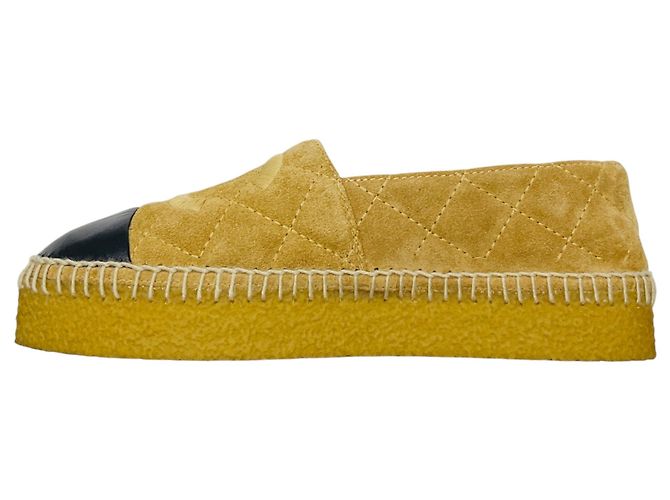 Espadrillas basse Chanel in pelle e camoscio trapuntato Tan / Black con punta rinforzata e logo CC impresso Cammello - vista 3