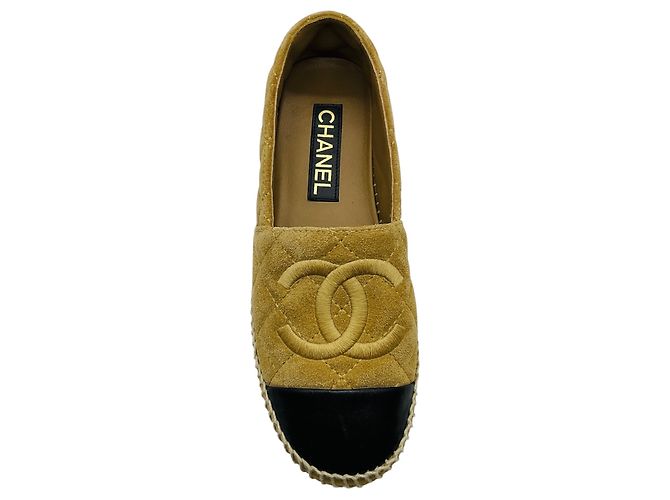 Espadrillas basse Chanel in pelle e camoscio trapuntato Tan / Black con punta rinforzata e logo CC impresso Cammello - vista 4